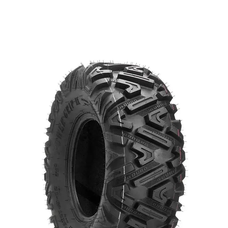 Atv Dekk 27x9-12 Duro DI2038 Power Grip II vist skrått, fremhever markerte kanter og dypt mønster for terrenggrep.