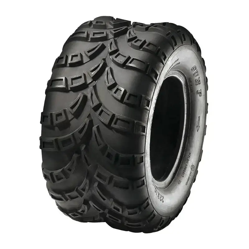 Atv Dekk 22x10-10 Sunf A-028, skråvisning som fremhever grove spor og detaljerte tekstmarkeringer på sideveggen.