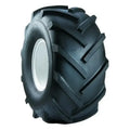 Atv Dekk 18x9.50 Carlisle SuperLug, skråvisning som fremhever de diagonale grove knastene og hvit felg.