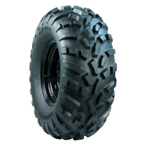 Atv Dekk 22x10-10 Carlisle AT489, skråvisning som fremhever de store knastene og det grove mønsteret mot hvit bakgrunn.