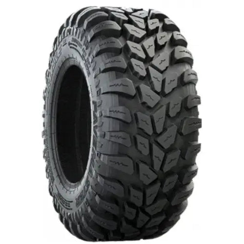 Atv Dekk 25x10-12 Carlisle PaveMaster, skråvisning som fremhever dypt, grovt mønster for optimalt grep på terreng.