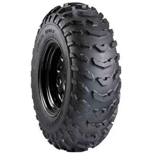 Atv Dekk 20x7-8 Carlisle Trail Wolf, sidebilde som fremhever det grove mønsteret og den solide sideveggen med felg.