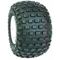 Atv Dekk 18x9.50 Duro HF240A, skråvisning som fremhever firkantede knaster og rød stripe langs slitebanen.