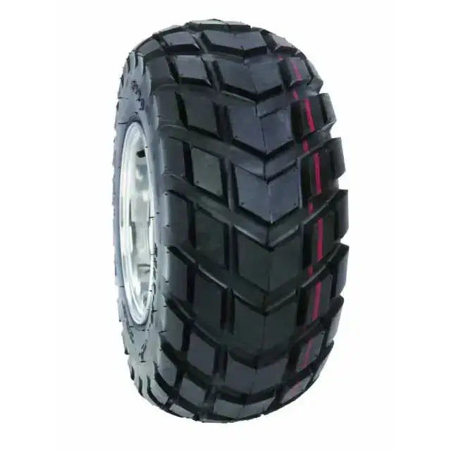 Atv Dekk 18x7-7 Duro HF247, skrå vinkel som viser brede spor og røde linjer i det grovmønstrede slitebanet.