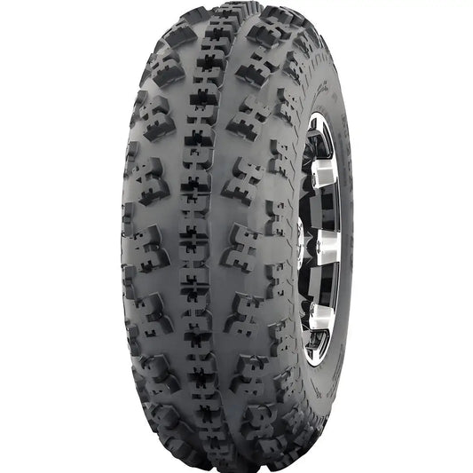 Atv Dekk 23x7-10 Hakuba P348, skrå forfra med synlig grovt mønster og sølvfarget felg mot lys bakgrunn.