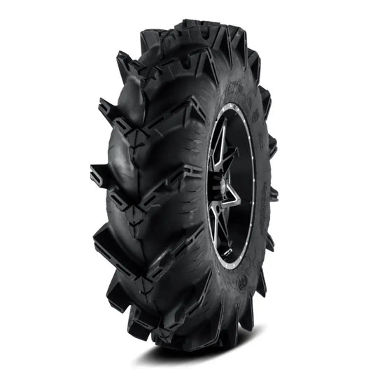 Atv Dekk 27x10-14 ITP Cryptid i skrå sidevinkel, fremhever dype mønstre og felg med metalliske detaljer.