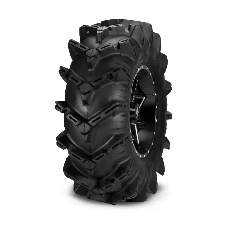 Atv Dekk 28x10-14 ITP Cryptid, skråvisning som fremhever de dype mønstrene og den forsterkede felgkanten.