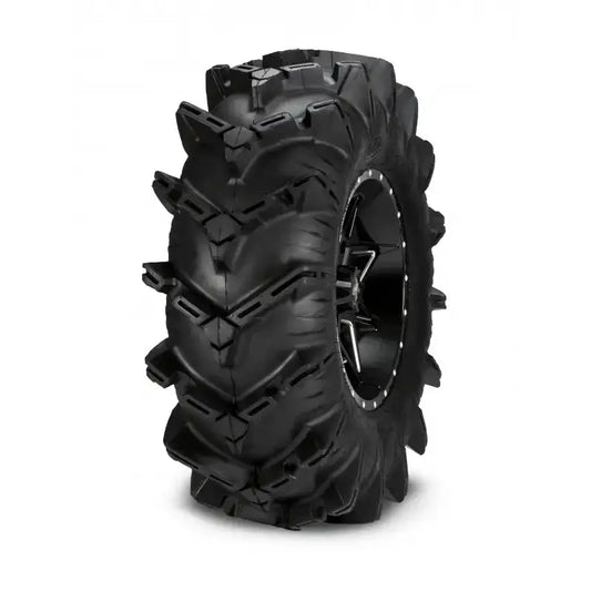 Atv Dekk 28x10-14 ITP Cryptid, skråvisning som fremhever de dype mønstrene og den forsterkede felgkanten.
