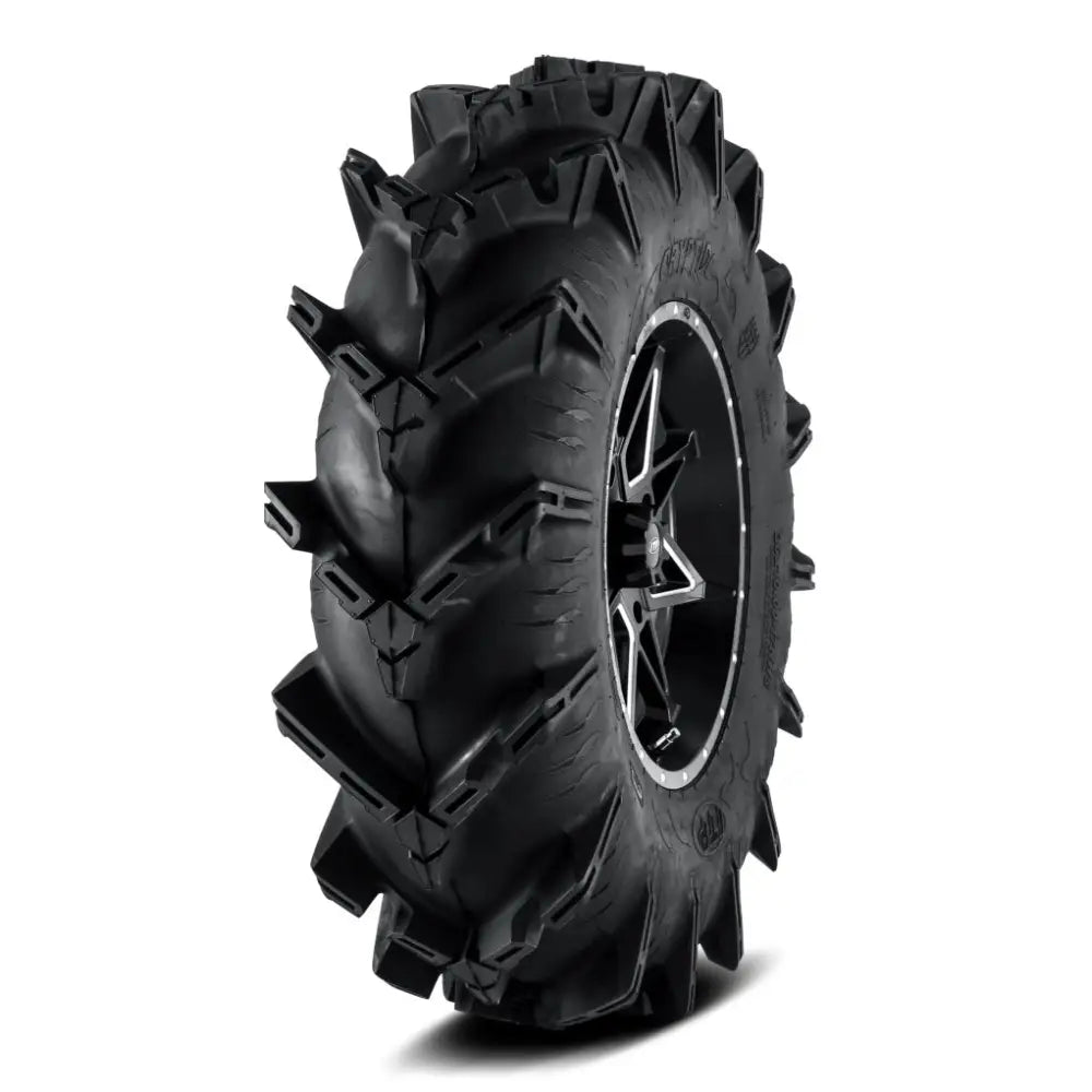 Atv Dekk 30x10-14 ITP Cryptid med dype, aggressive knaster og synlig felg i metall, sett fra skrå vinkel.