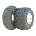 Atv Dekk 20x10-9 Holeshot, skråvinkel som viser dype knaster og blank felg for ekstra godt grep på terreng.