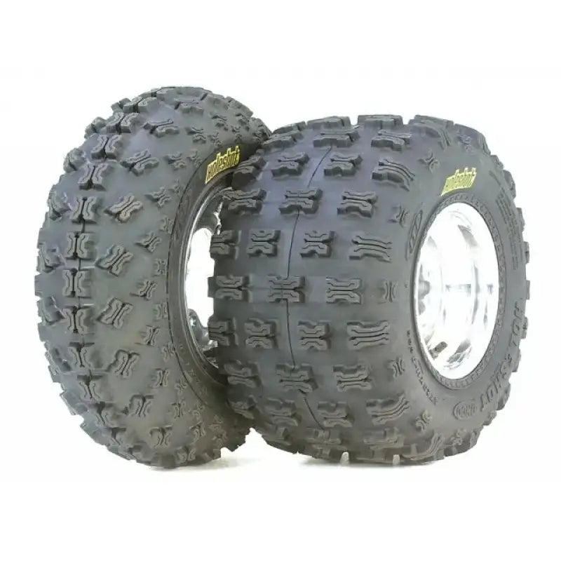 Atv Dekk 20x10-9 Holeshot, skråvinkel som viser dype knaster og blank felg for ekstra godt grep på terreng.