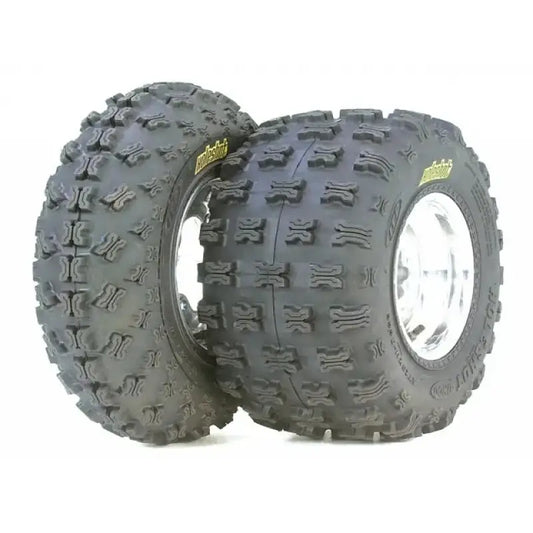 Atv Dekk 20x10-9 Holeshot, skråvinkel som viser dype knaster og blank felg for ekstra godt grep på terreng.