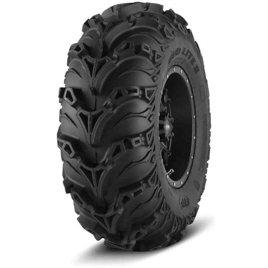 Atv Dekk 27x9-14 Mud Lite II terrengdekk, skråvisning som fremhever det dype, aggressive mønsteret på svart gummi.