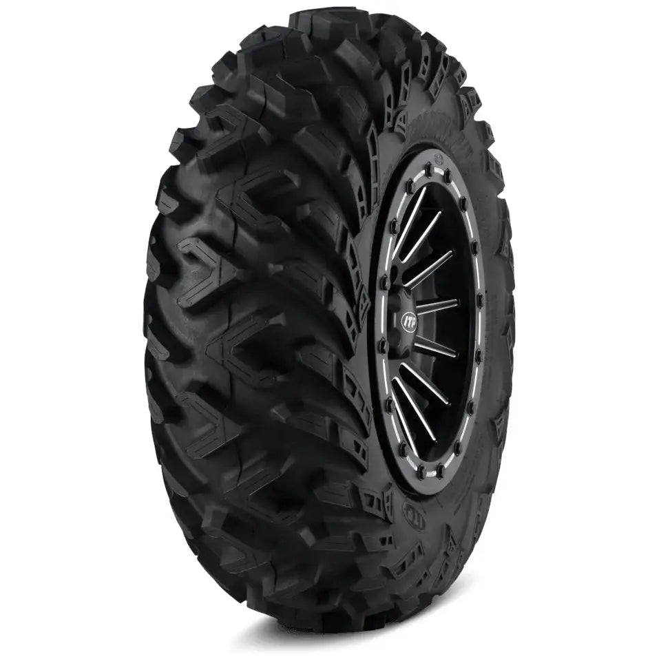Atv Dekk 26x11R12 Terra Cross med dype, grove mønstre og svarte felger med sølvdetaljer, sett fra skrå vinkel.