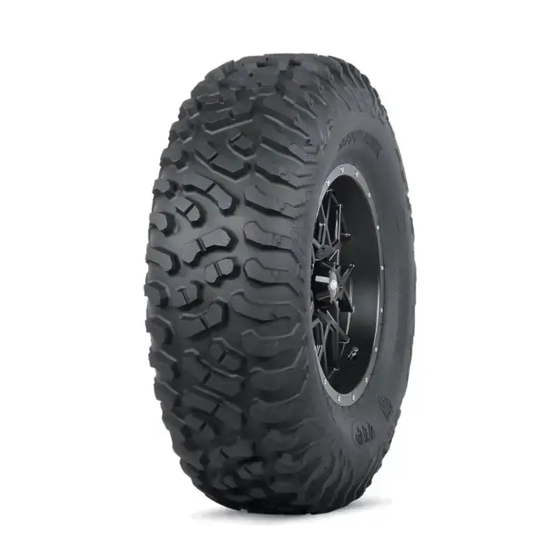 Atv Dekk 30x10-14 ITP Terra Hook, skråvisning som fremhever grovt mønster og solid metallfelg på nytt dekk.