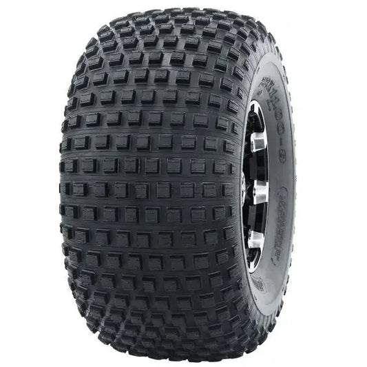 Atv Dekk 22x11-8 Journey P323, skråvisning som fremhever de markante firkantede knastene i slitebanen.