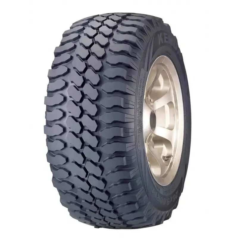 Atv Dekk 26x9-14 Kenda K576, skråvisning med tydelig sølvfelg og markant dypt mønster på sideveggen.