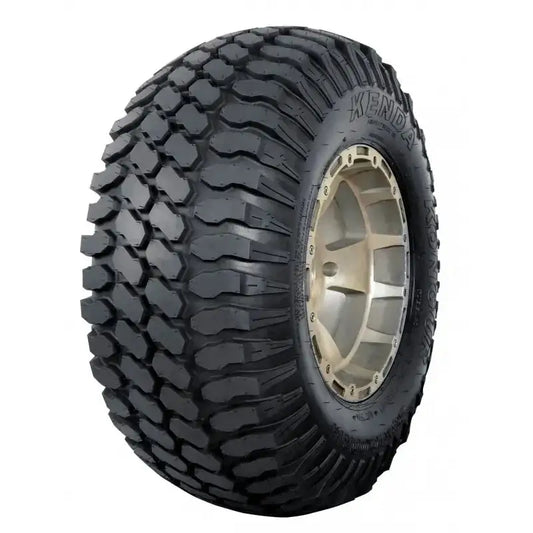 Atv Dekk 30x10-14 Kenda K576A, skrå forfra med grovt mønster og sølvfelg mot hvit bakgrunn.