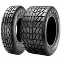 Atv Dekk 25x10-12 Maxxis C-9273, to sorte dekk med brede, vinklede spor sett fra skrå vinkel som viser slitebanen.