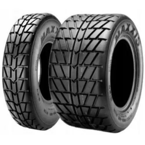 Atv Dekk 25x10-12 Maxxis C-9273, to sorte dekk med brede, vinklede spor sett fra skrå vinkel som viser slitebanen.
