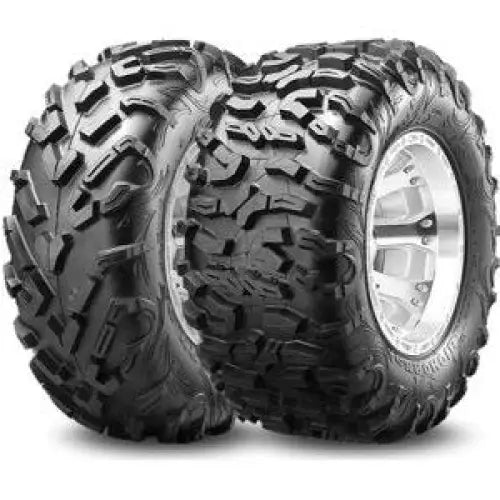 Atv Dekk 29x11R14 Maxxis M-302 BigHorn 3.0, to terrengdekk med sølvsvarte felger og markant grovt mønster fra skrå vinkel.