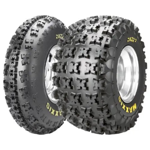 Atv Dekk 20x11-9 Maxxis RAZR2, to dekk med grovt spesialmønster og gule logoer, sett fra skrå vinkel.