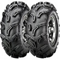 Atv Dekk 25x8-12 Maxxis MU01 Zilla, to grove dekk med sølvfelger og dypt terrengmønster sett fra skrå vinkel.