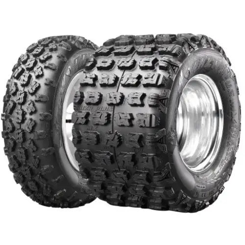 Atv Dekk 18x10-8 Maxxis Razr Plus, skråvisning av to svarte terrengdekk med grove knaster og blanke metallfelger.