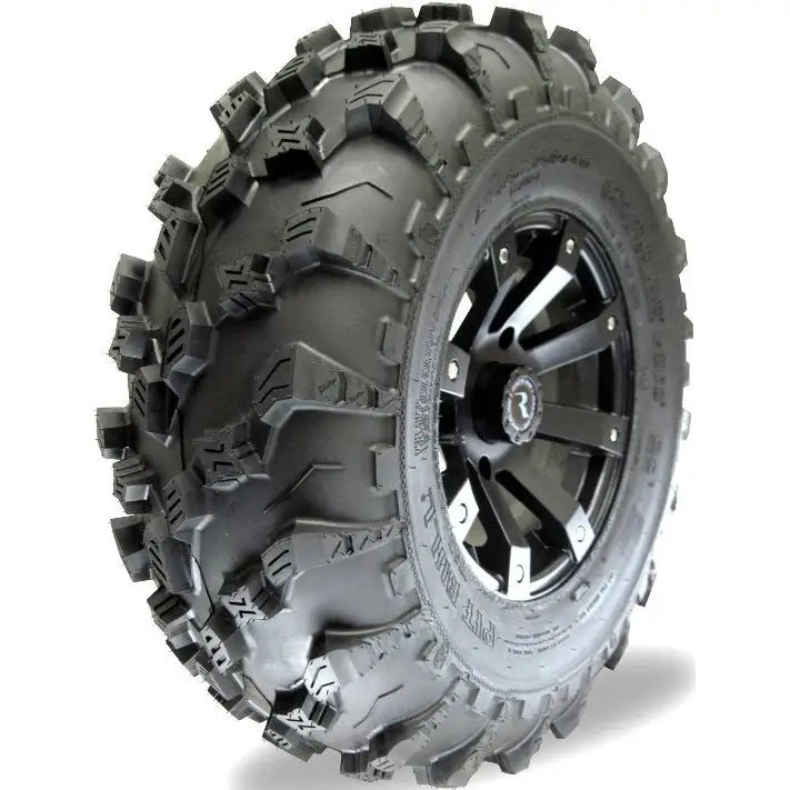 Atv Dekk 26x9R12 Pit Bull Growler med dype knaster, skrå visning som fremhever felgens sølvdetaljer.