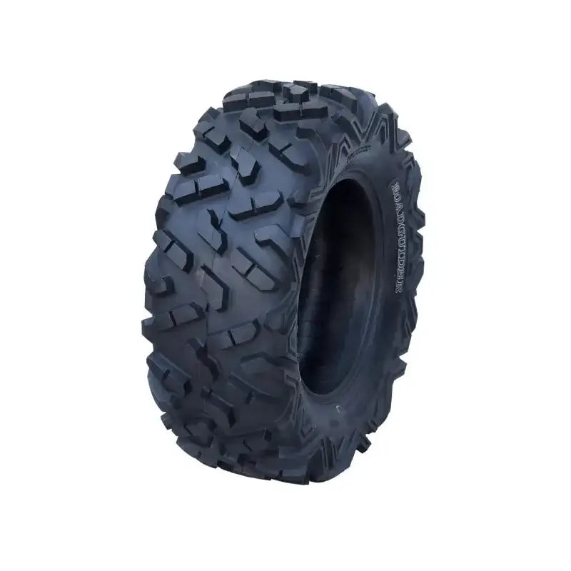 Atv Dekk 26x8-14 Roadguider Atlas, skråvisning som fremhever det grove terrengmønsteret mot hvit bakgrunn.