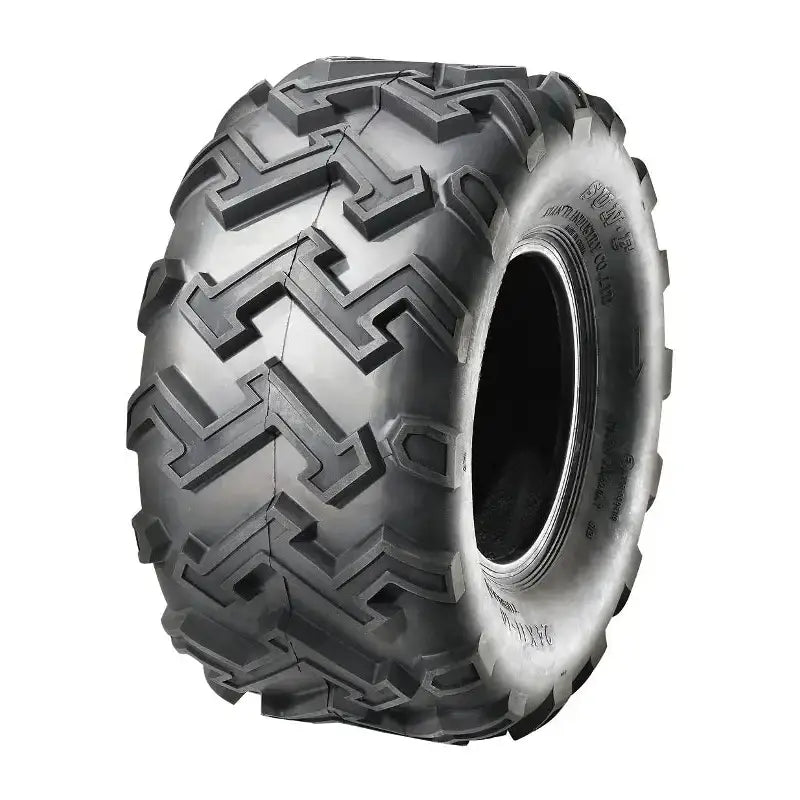 Atv Dekk 24x8-12 Sunf A-001, skråvisning som fremhever det grove slitebanemønsteret for optimalt terrenggrep.