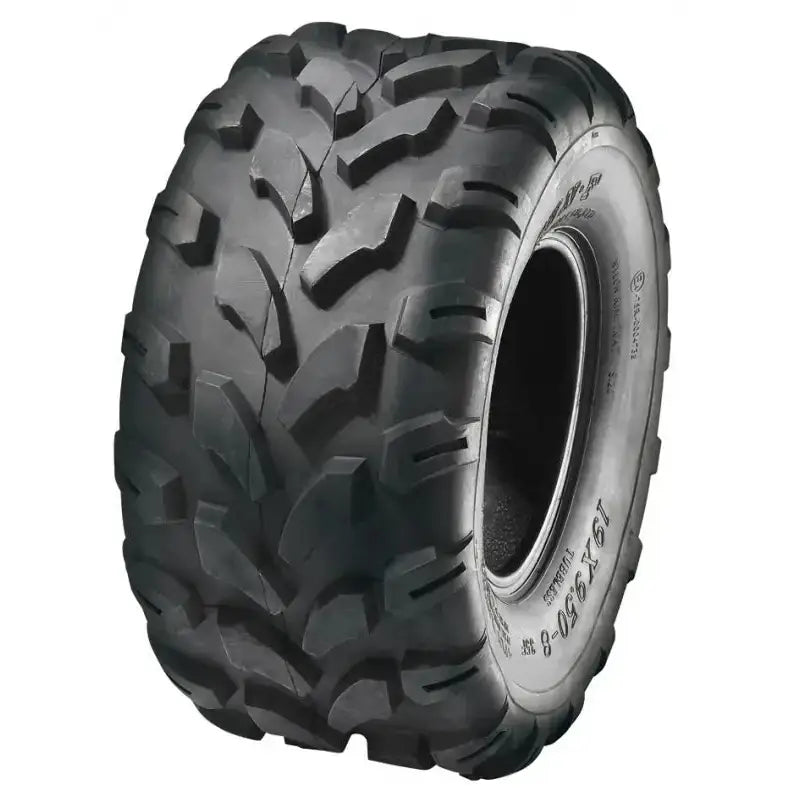 Atv Dekk 21x7-8 Sunf A-003, bredt sort dekk med markante, dype spor fotografert i skrå vinkel.