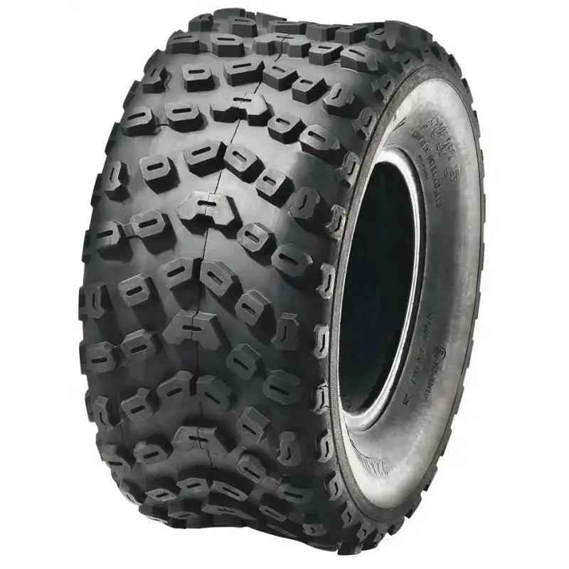 Atv Dekk 22x11-10 Sunf A-005, skrå forfra med tydelig grovt terrengmønster og markerte knaster mot hvit bakgrunn.