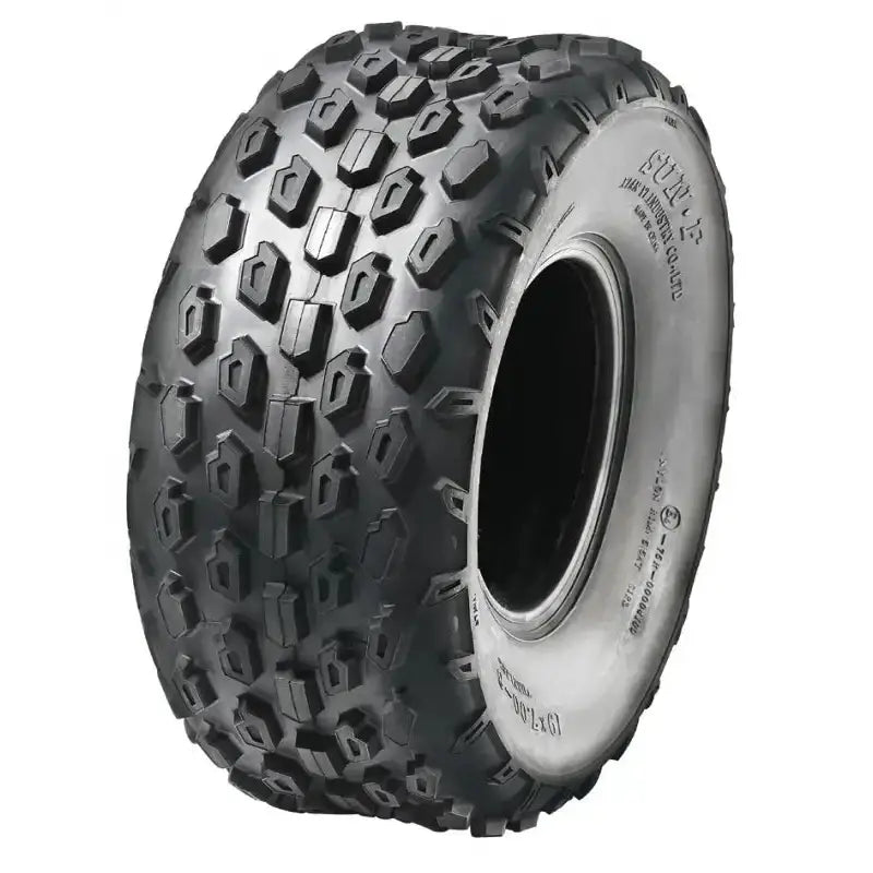 Atv Dekk 19x7-8 Sunf A-015, skrått side- og frontbilde som fremhever det grove terrengmønsteret på hvit bakgrunn.