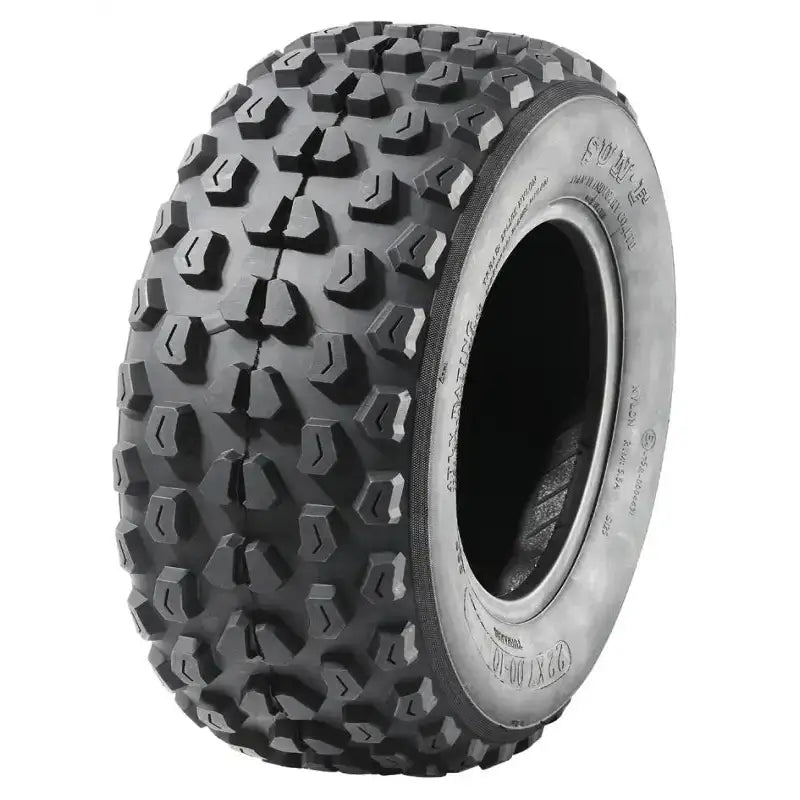 Atv Dekk 22x7-10 Sunf A-017, halvprofil som fremhever de store, kantete knastene i slitebanen mot hvit bakgrunn.