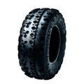 Atv Dekk 23x7-10 Sunf A-027F, skråvisning som fremhever det grove terrengmønsteret på slitebanen og siden.