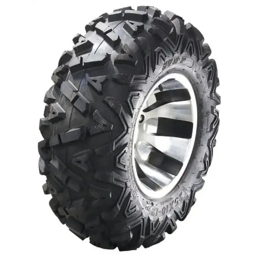 Atv Dekk 23x8-11 Sunf A-033, skrå sidevisning som fremhever grove mønstre og sølvfarget felg mot hvit bakgrunn.