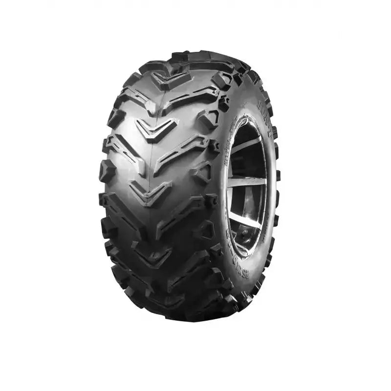 Atv Dekk 24x10-12 Sunf A-041, skråvisning som fremhever grove knaster og markert mønster mot hvit bakgrunn.