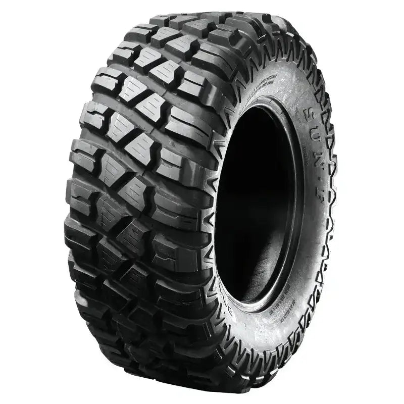 Atv Dekk 28x10-14 Sunf A-047, tredels vinkel som fremhever de dype sporene og det markante terrengmønsteret.