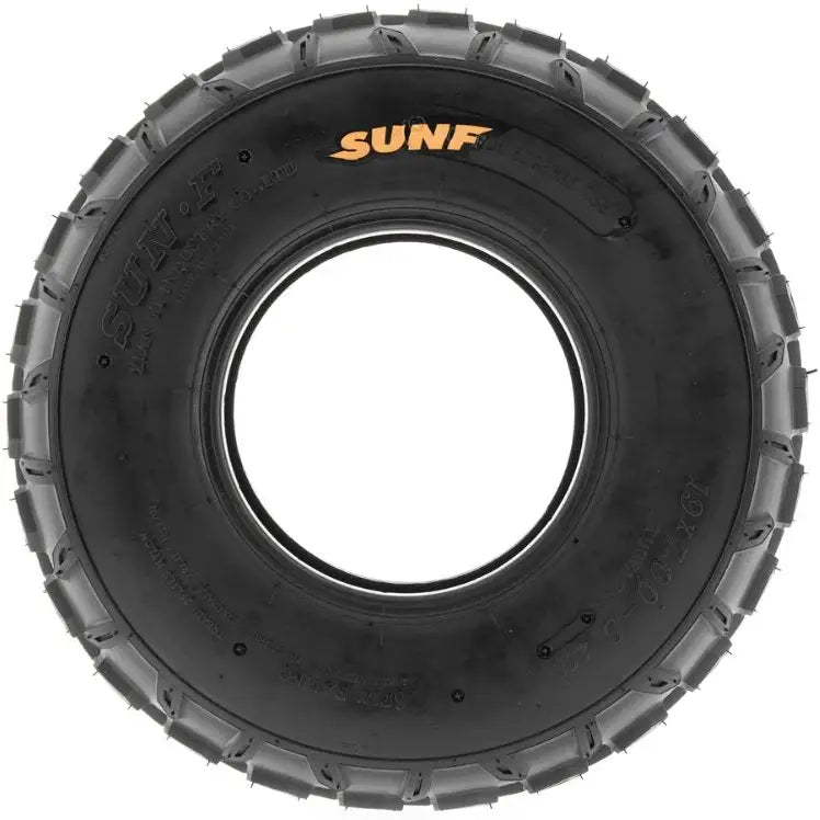 Atv Dekk Sunf A015 sett forfra, fremhevet mønster og tydelig oransje sidemerking på gummien.