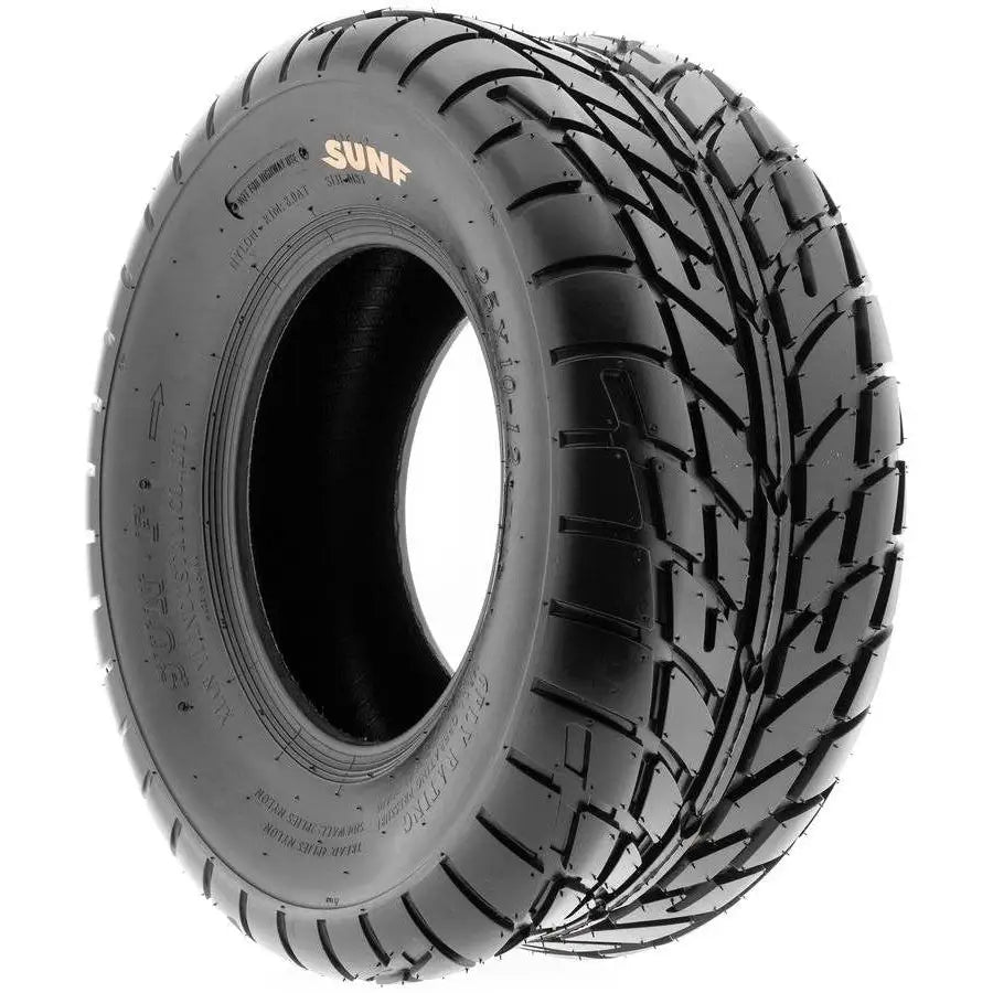 Atv Dekk 22x10-8 Sunf A021 i trekvart vinkel, viser tydelig SUNF-logo og markert mønster mot hvit bakgrunn.