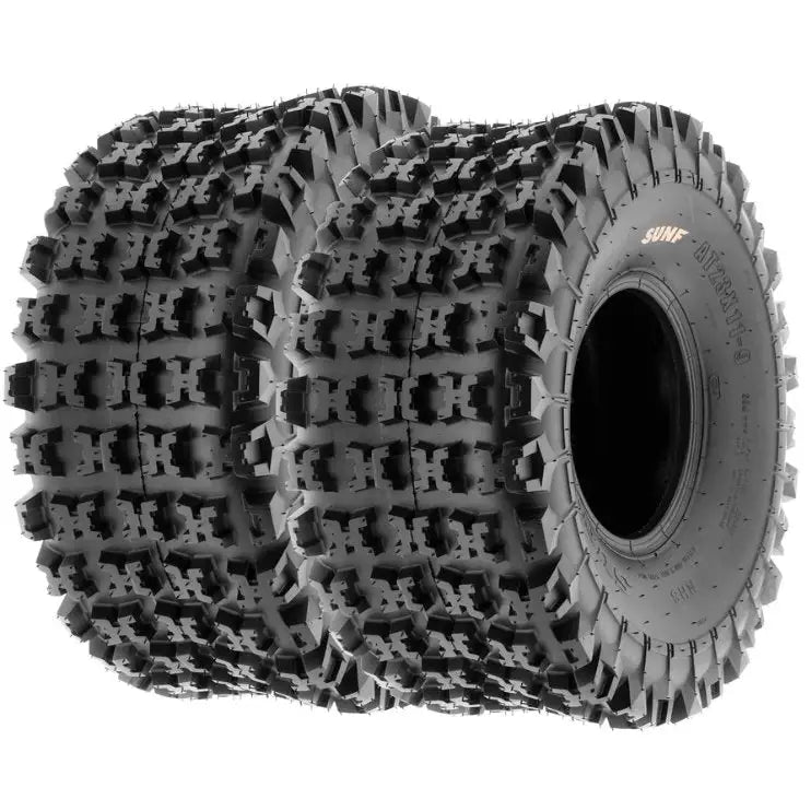 Atv Dekk 22x10-9 Sunf A027, to grove dekk med markante knaster og synlig merkning sett fra skrå vinkel.