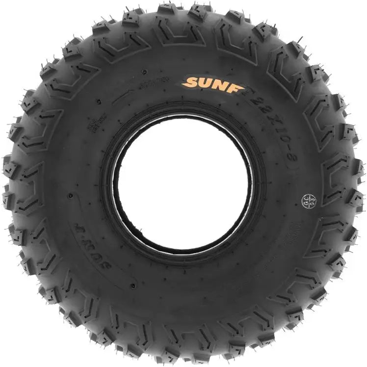 Atv Dekk 22x10-8 Sunf A030 sett forfra, viser grove knaster, tydelig mønster og oransje logo på siden.