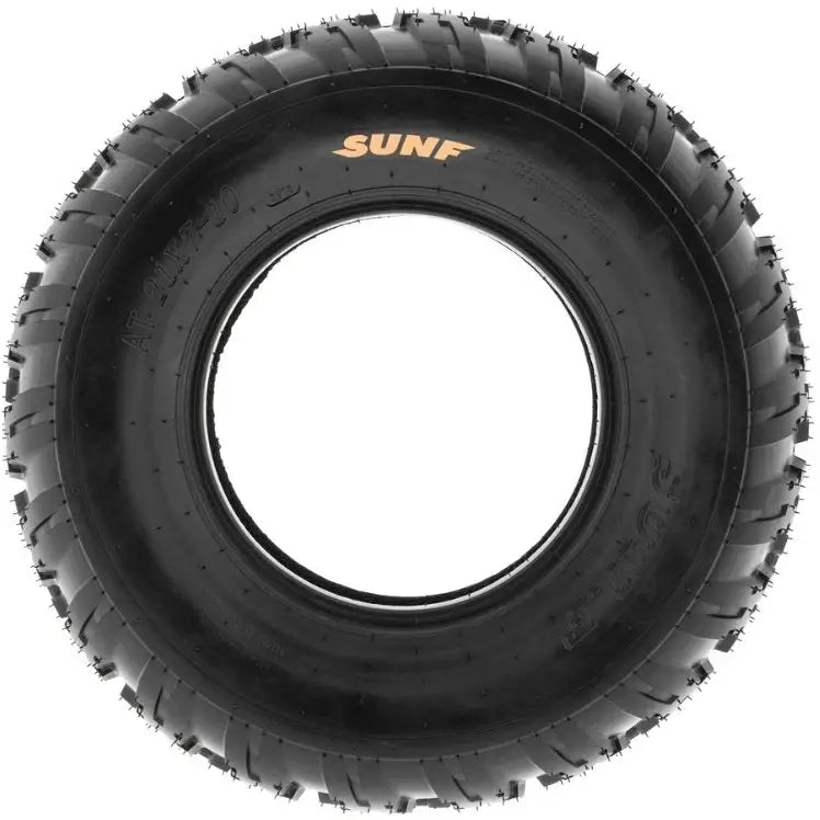 Atv Dekk 18x10-8 Sunf A031 sett forfra, grovt mønster og oransje logo tydelig på siden mot hvit bakgrunn.