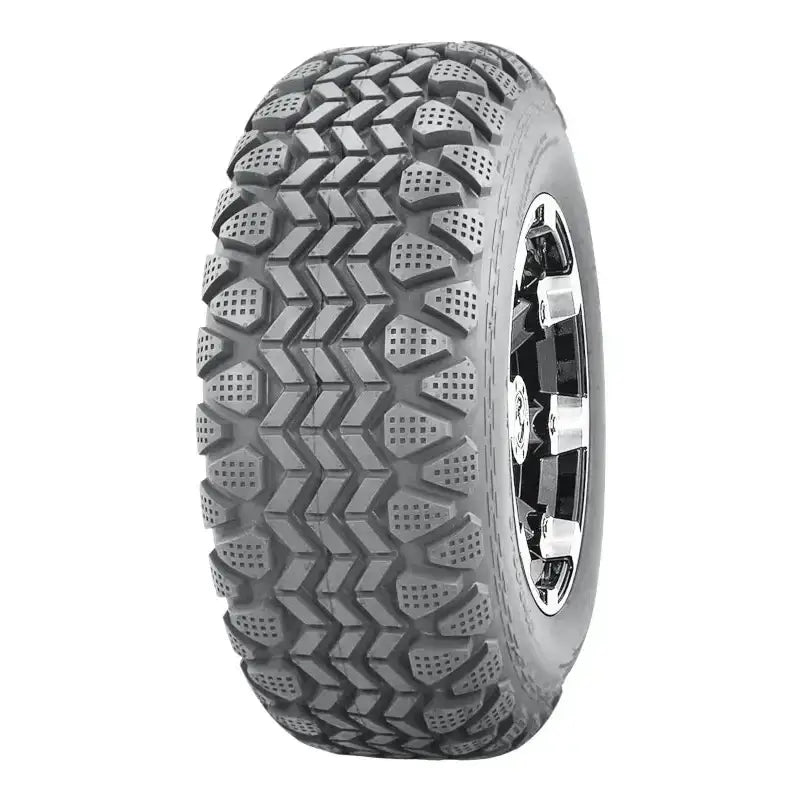 Atv Dekk 24x8-12 Wanda, skråvisning som fremhever de dype mønsterblokkene og felgens blanke detaljer.